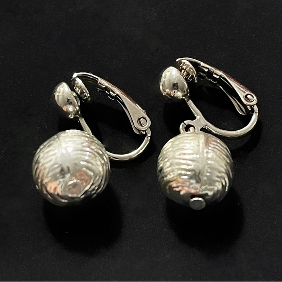 ✨ Vintage Silver Ball Clip On Earrings - Picture 1 of 2
